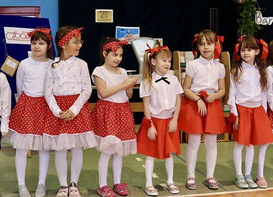 uczennice podczas występu na scenie