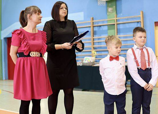 nauczycielki i dwaj uczniowie stoją