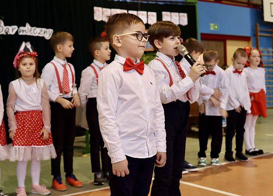 dzieci podczas występu