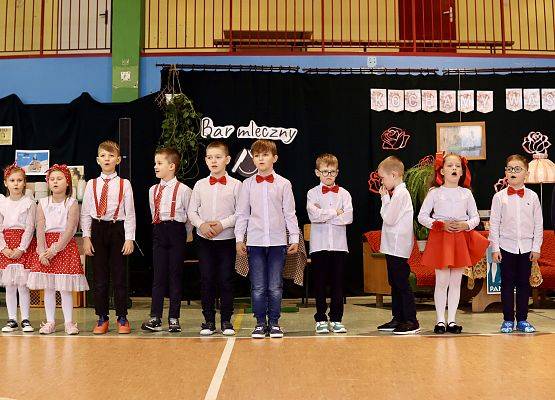 dzieci podczas występu