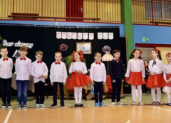 dzieci podczas występu