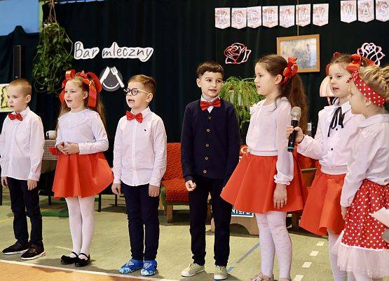 dzieci podczas występu