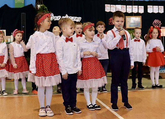 dzieci podczas występu