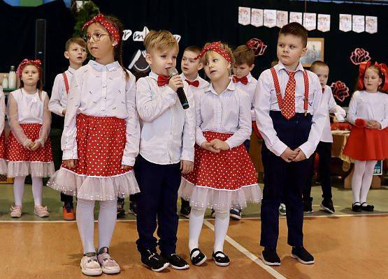 dzieci podczas występu