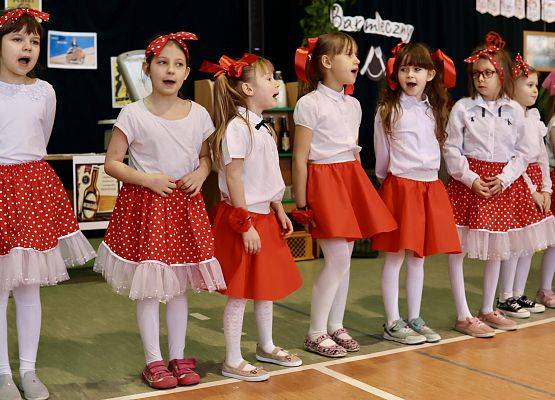 dzieci podczas występu