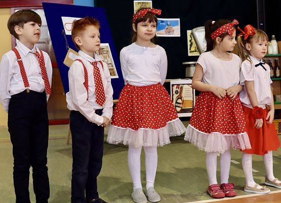 dzieci podczas występu