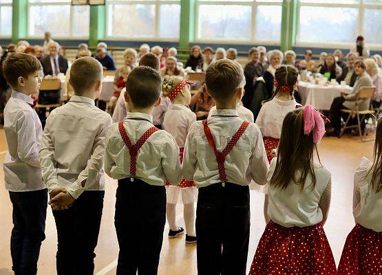 dzieci podczas występu