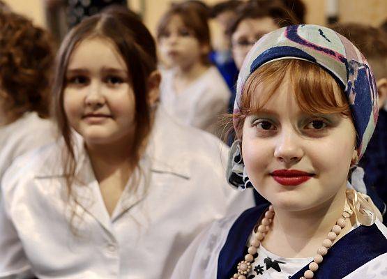 dzieci podczas występu