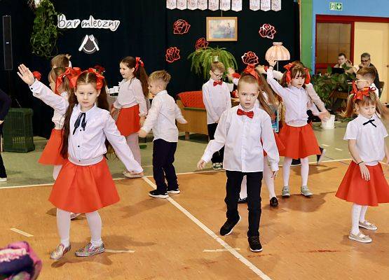 dzieci podczas występu