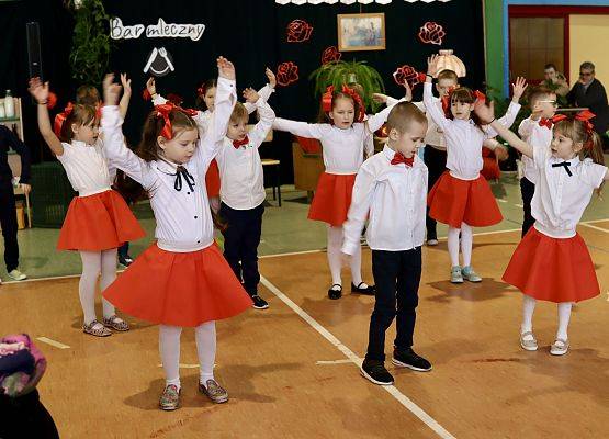 dzieci podczas występu