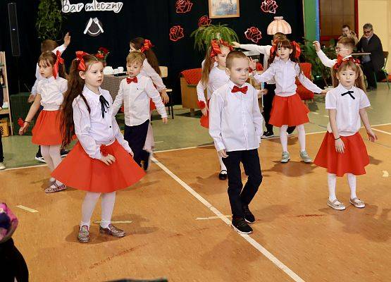dzieci podczas występu