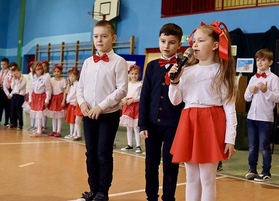 dzieci podczas występu