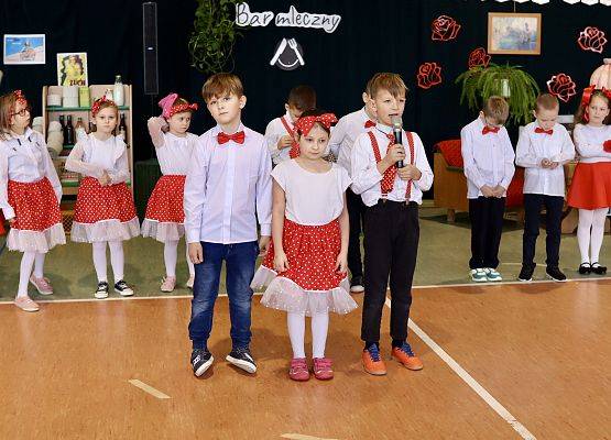 dzieci podczas występu