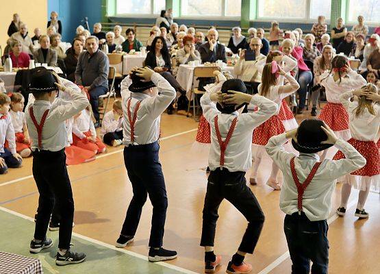 dzieci podczas występu