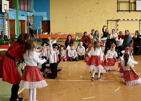 dzieci podczas występu