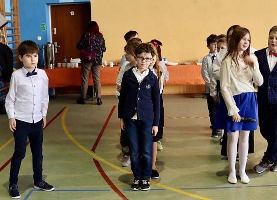 dzieci podczas występu