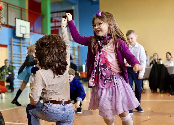 dzieci podczas występu