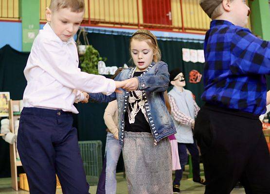 dzieci podczas występu