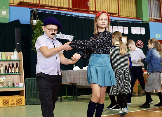 dzieci podczas występu