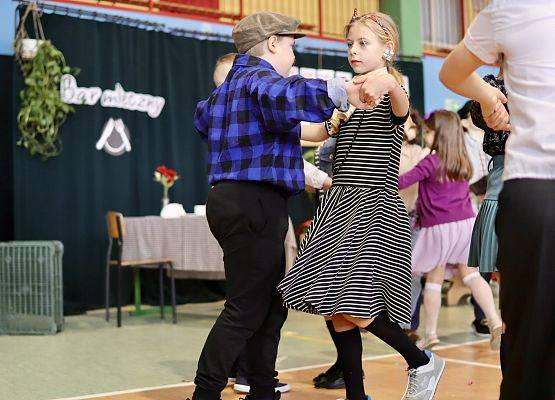 dzieci podczas występu