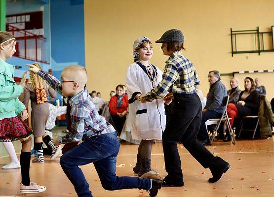 dzieci podczas występu