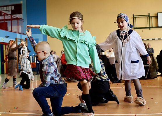 dzieci podczas występu