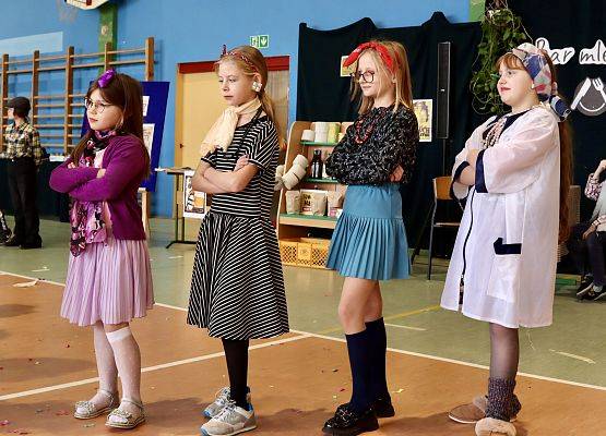 dzieci podczas występu