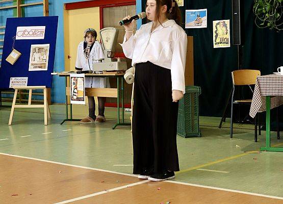 uczennica podczas występu na scenie