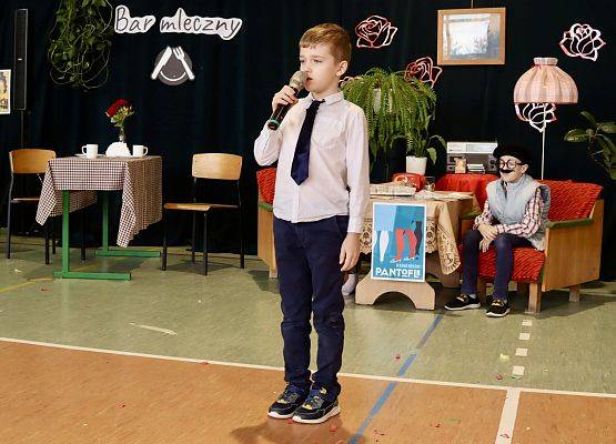 uczeń podczas występu