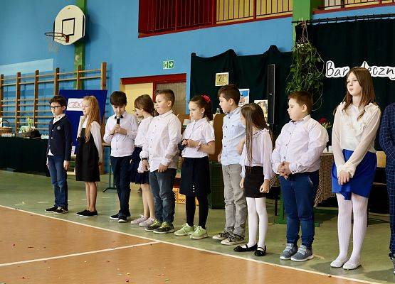 dzieci podczas występu