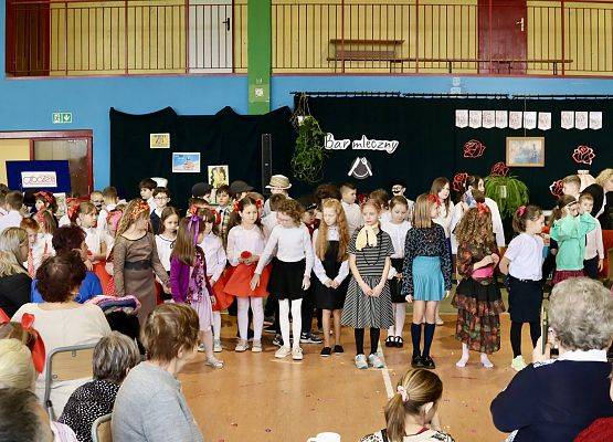 dzieci podczas występu