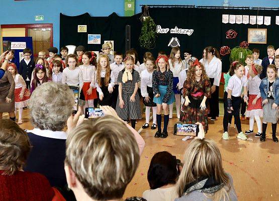 dzieci podczas występu