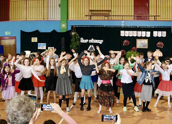 dzieci podczas występu
