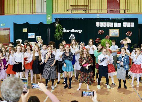 dzieci podczas występu