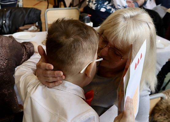 chłopiec składa życzenia babci