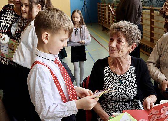 chłopiec składa życzenia babci