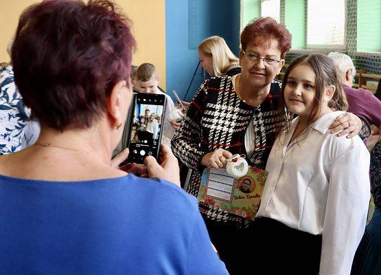 dziewczynka z babcią