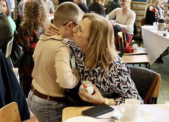 chłopiec składa życzenia babci