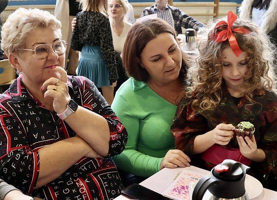 dziewczynka z babciami