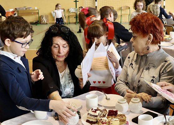 chłopiec i dziewczynka z babciami