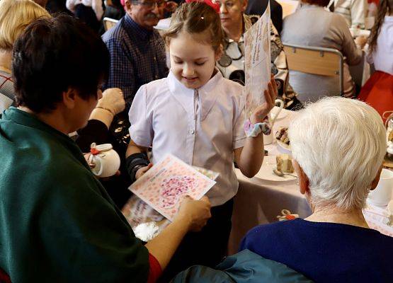 dziewczynka z babciami