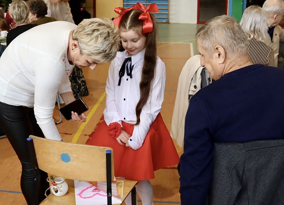 dziewczynka z babcią i dziadkiem