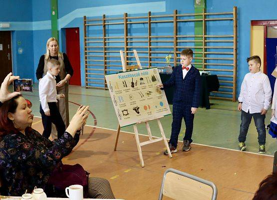 dzieci podczas występu