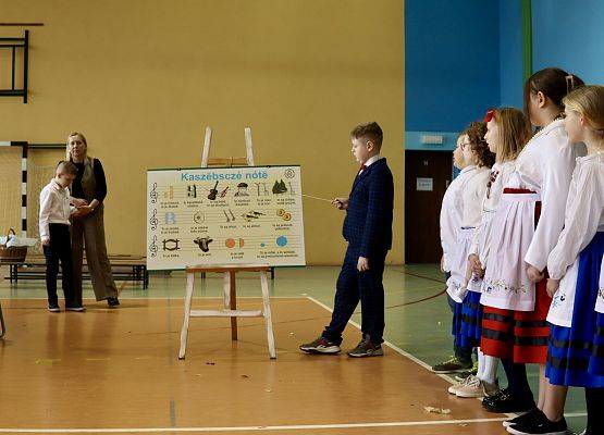 dzieci podczas występu