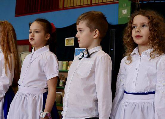 dzieci podczas występu