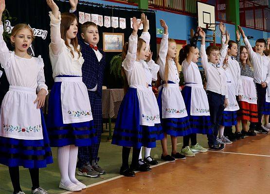 dzieci podczas występu