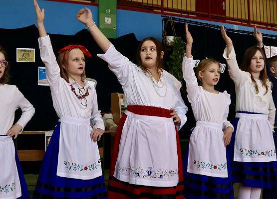 dzieci podczas występu