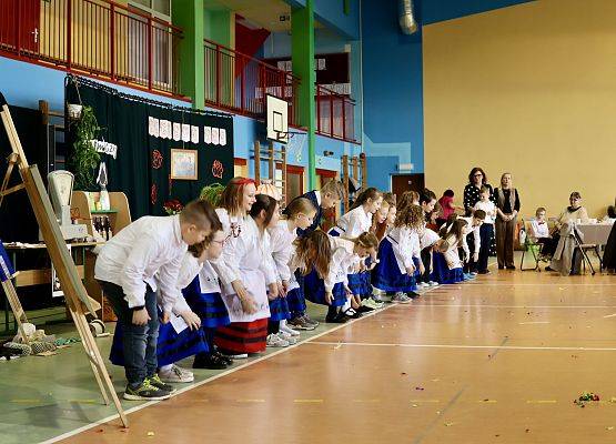 dzieci podczas występu