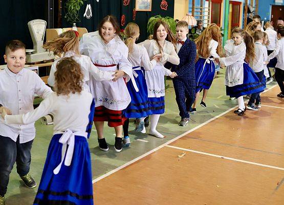 dzieci podczas występu