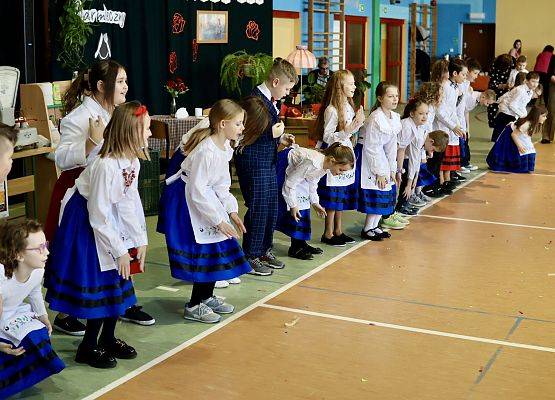 dzieci podczas występu